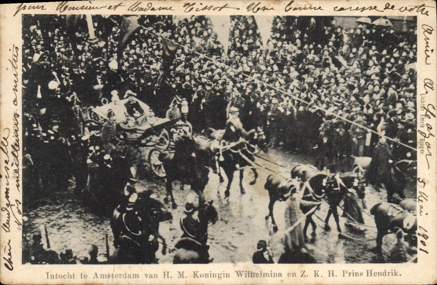 Intocht te Amsterdam van H.M. Koningin Wilhelmina en Z.K.H. Prins Hendrik — Lichter & De Boer, n° 1901