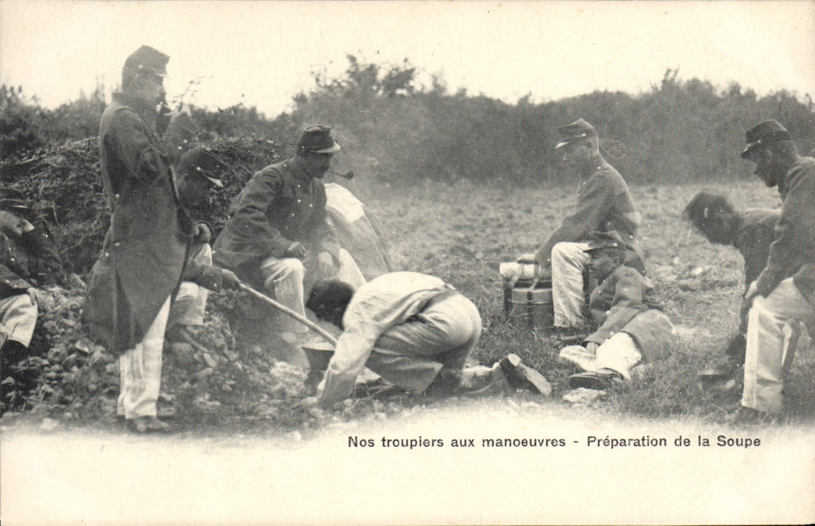 Nos troupiers aux manœuvres — Préparation de la Soupe — A. Breger Frères, Phototypie