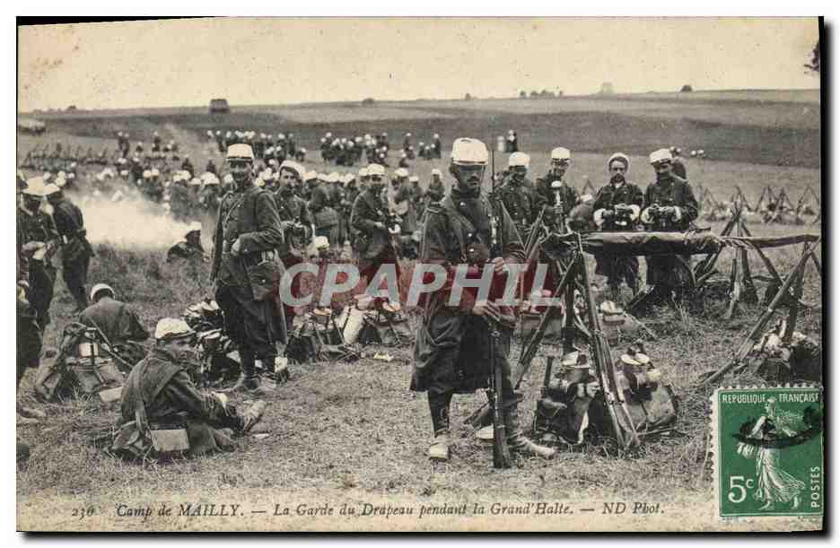 CPA Militaria Camp de Mailly La grade du drapeau pendant la grand halte 