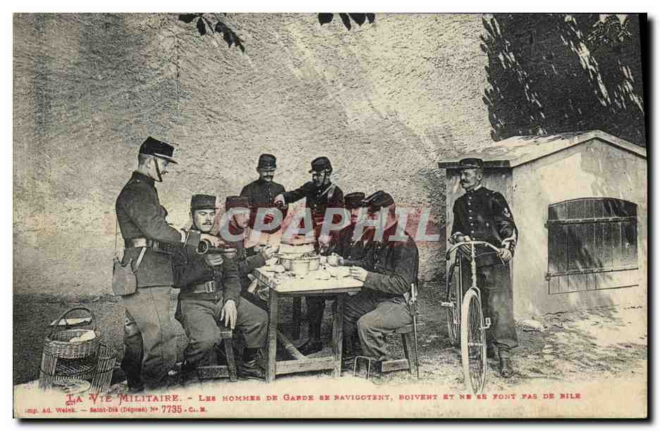 CPA Militaria Les hommes de garde se ravigotent boivent 