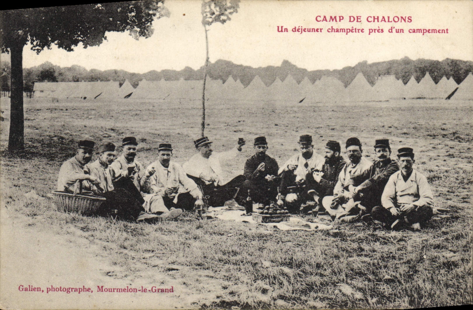 Camp de Chalons — Un déjeuner champêtre près d'un campement — Galien, photographe, Mourmelon-le-Grand