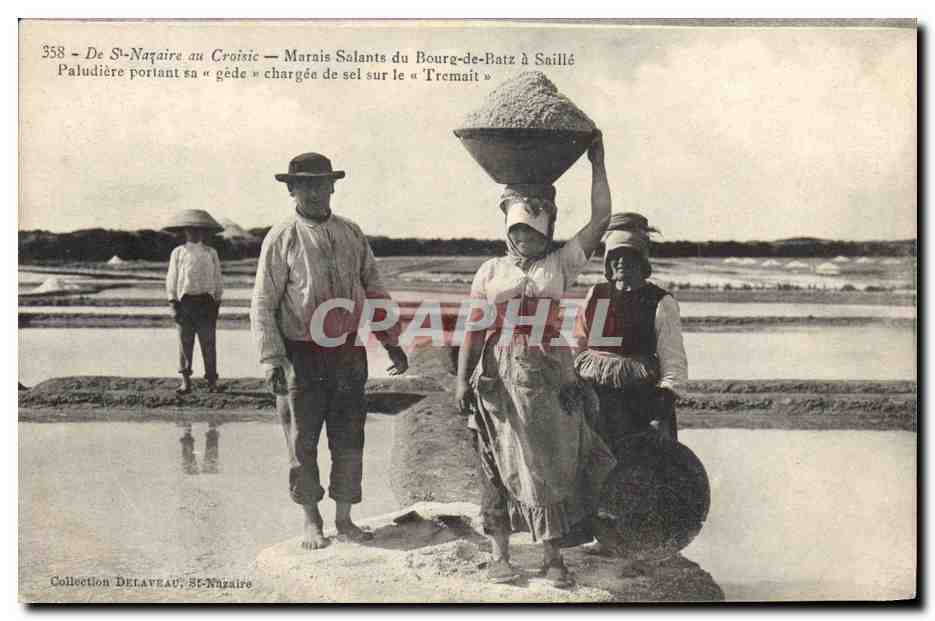 CPA De St Nazaire au Croisic Marais salants du Bourg de Batz a Saille Paludiere portant sa gede chargee de sel 
