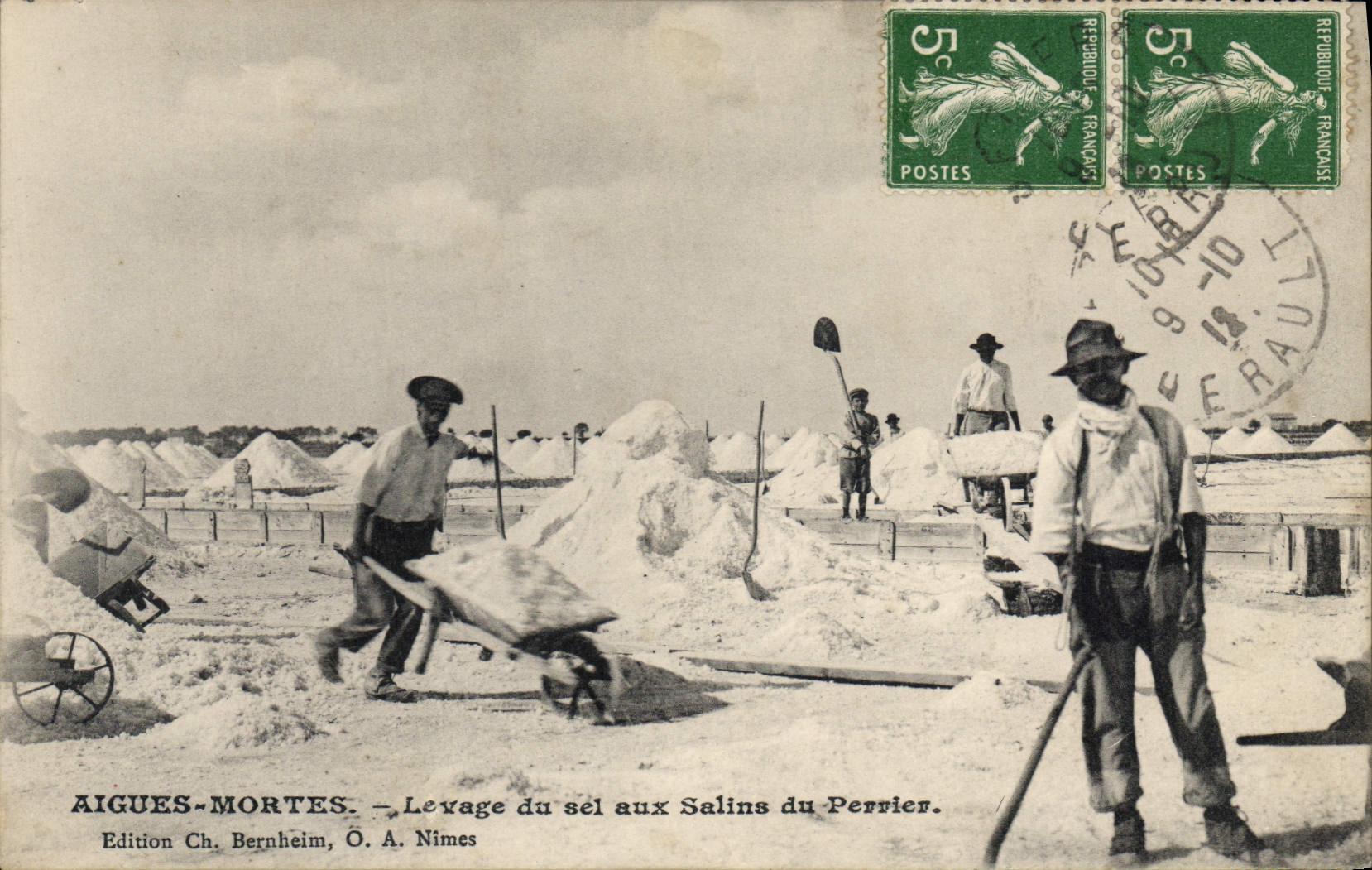 CPA Aigues Mortes Levage du sel aux salins du Perrier 