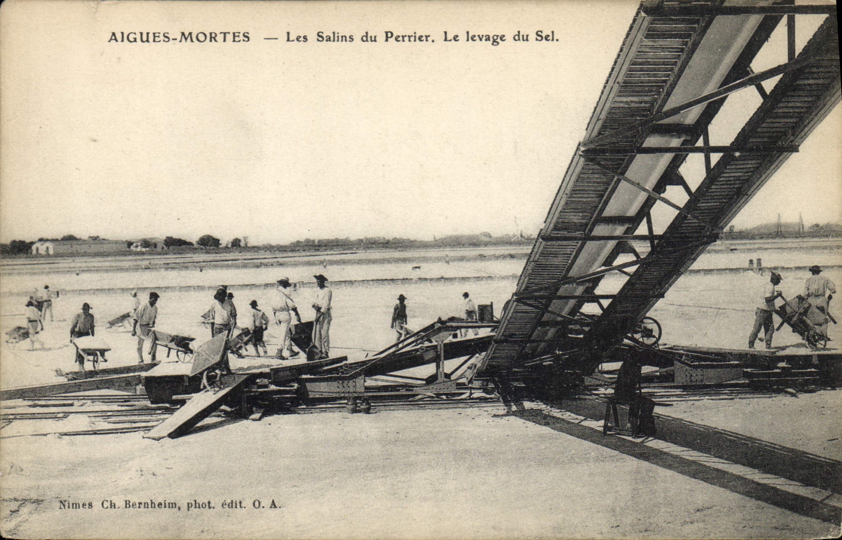 CPA Aigues Mortes Les Salins du Perrier le levage du sel 
