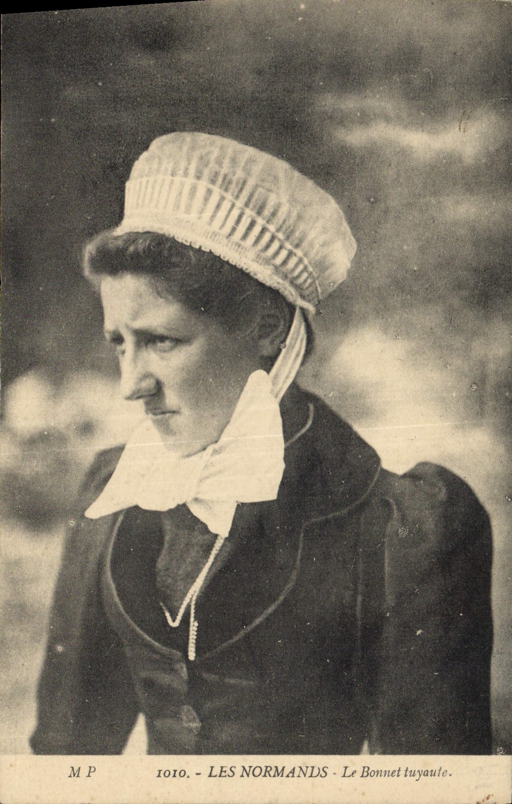 CPA Folklore Les Normands Le bonnet Tuyaute 