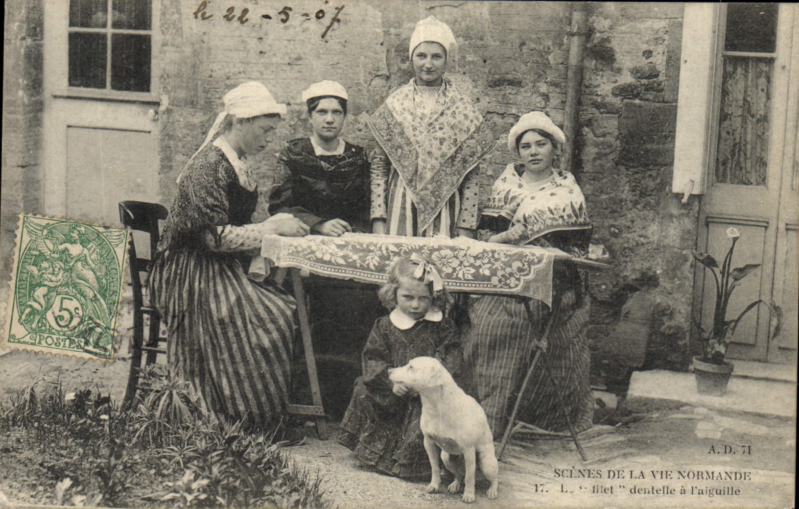 CPA Folklore Scenes de la vie Normande Le filet dentelle a l'aiguille Chien