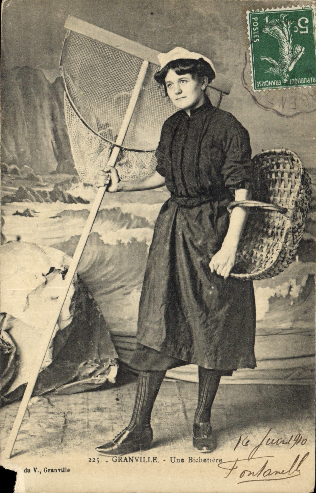 CPA Folklore Granville Une Bichetiere 