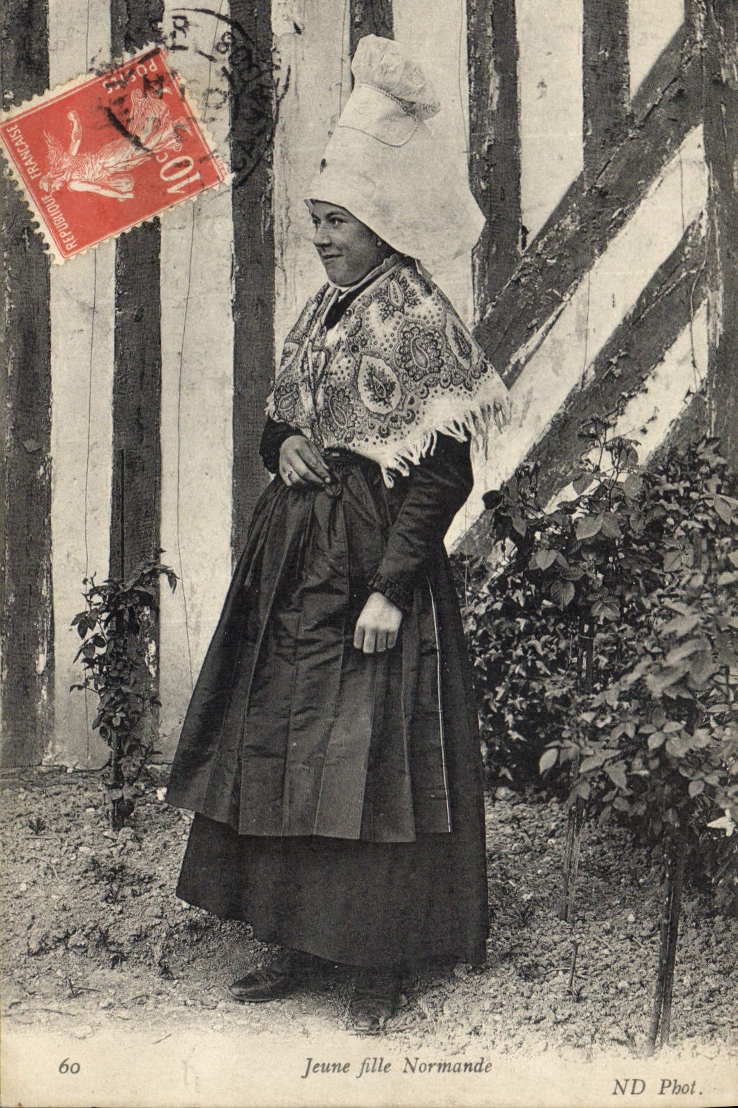 CPA Folklore Jeune fille Normande