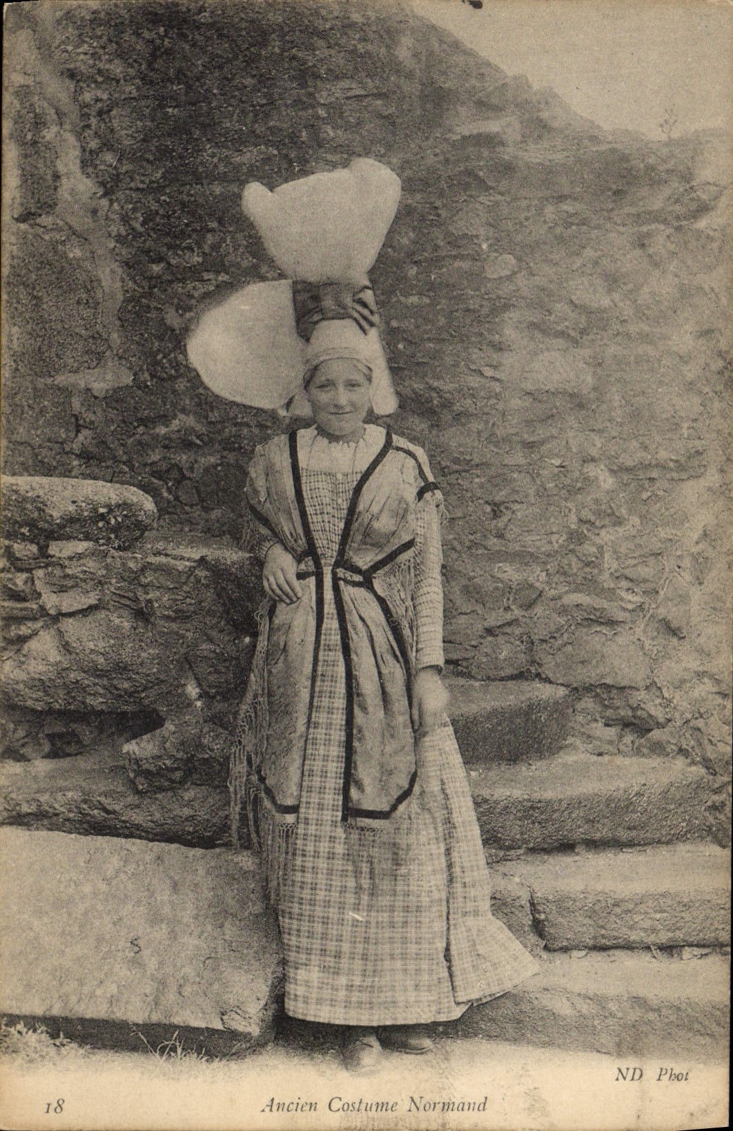 CPA Folklore Ancien costume Normand