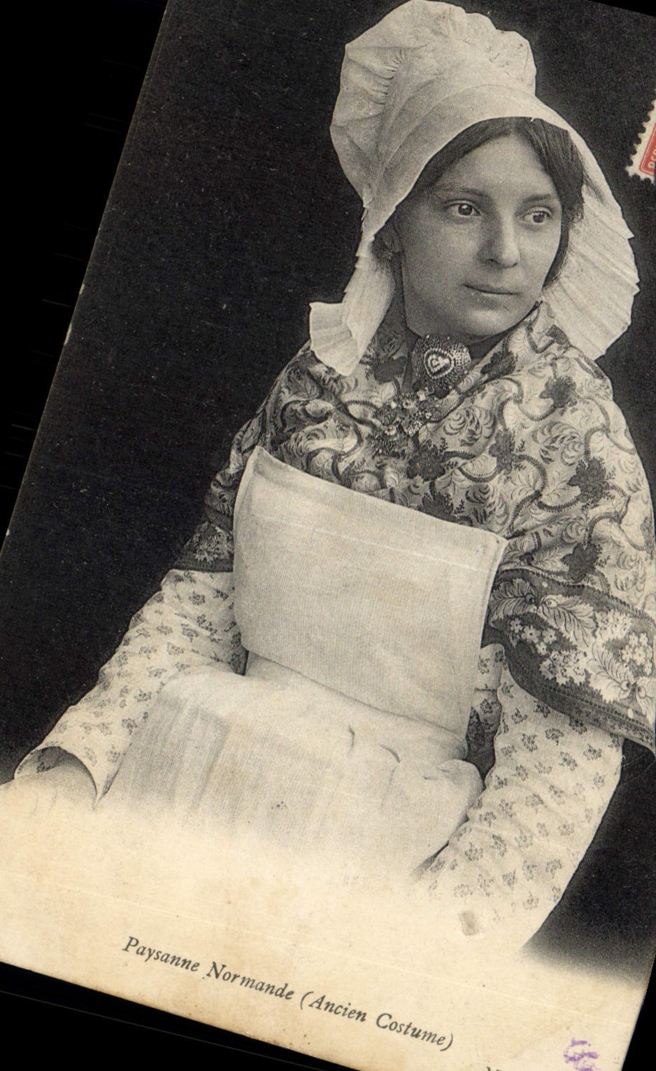 CPA Folklore Paysanne Normande Ancien costume 