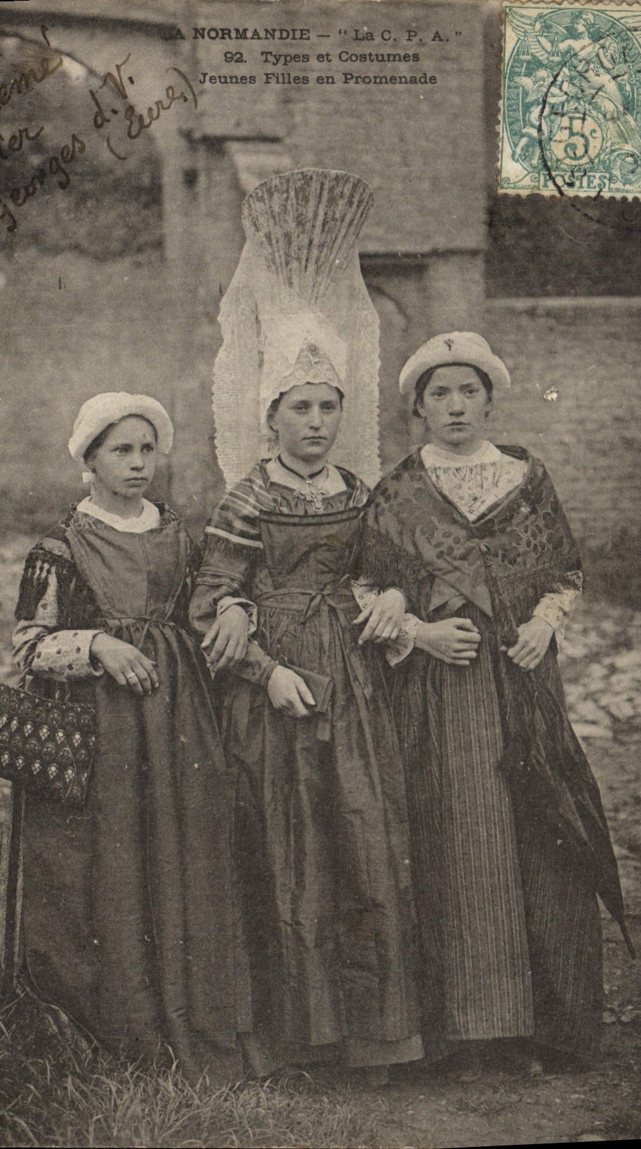 CPA Folklore Normandie Jeunes filles en promenade