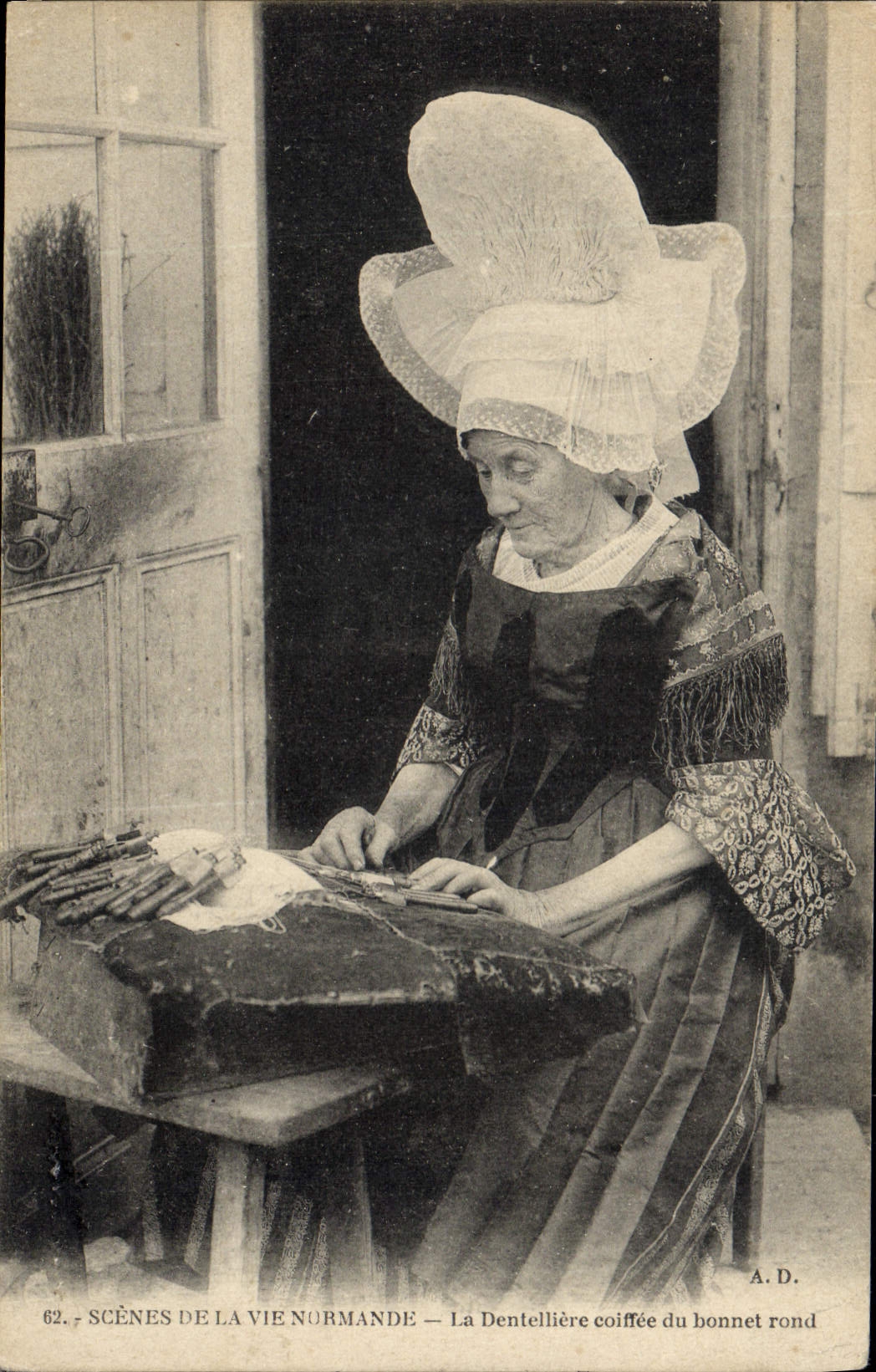 CPA Folklore Normandie La dentelliere coiffee du bonnet rond 
