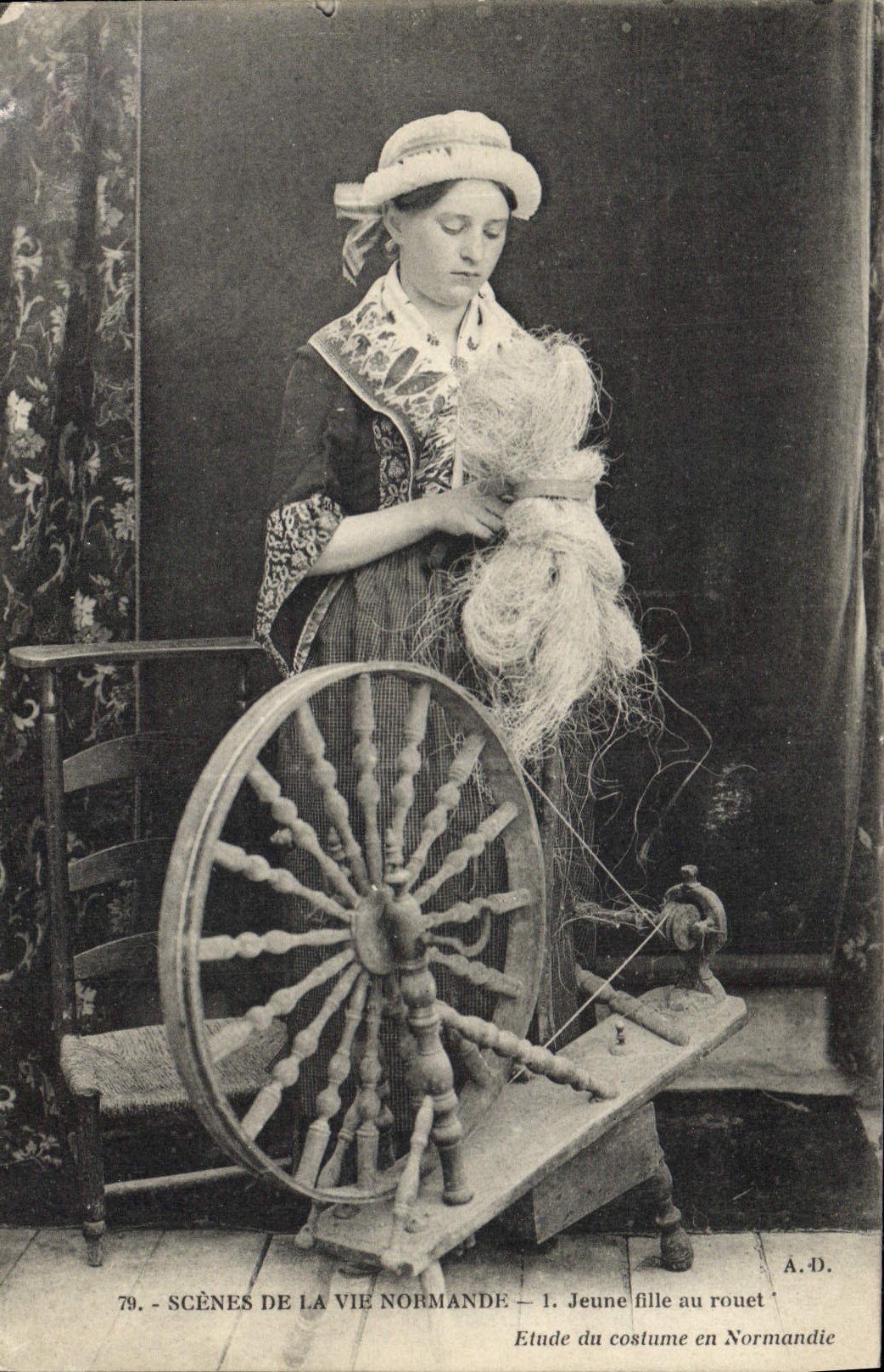 CPA Folklore Normande Jeune fille au rouet Fileuse