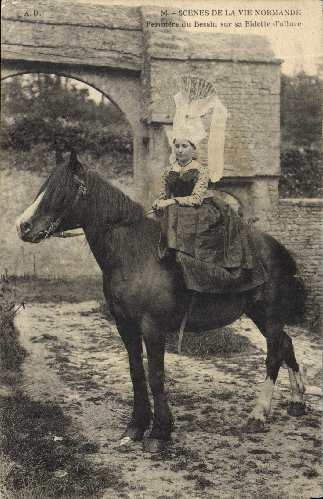 CPA Folklore Normandie Fermiere du Besin sur sa bidette d'allure Cheval