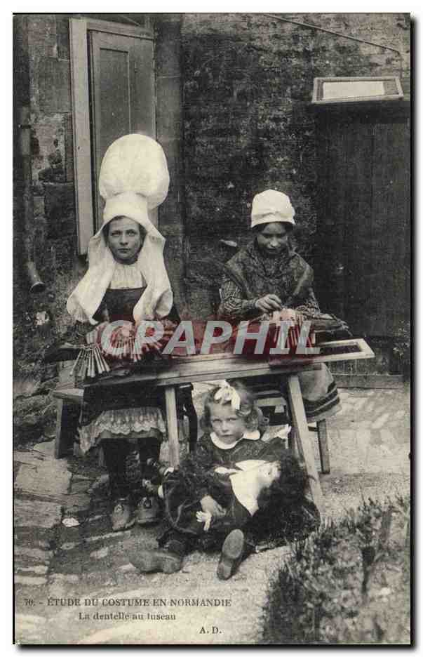 CPA Folklore Normandie La dentelle au tuseau Enfants Poupee