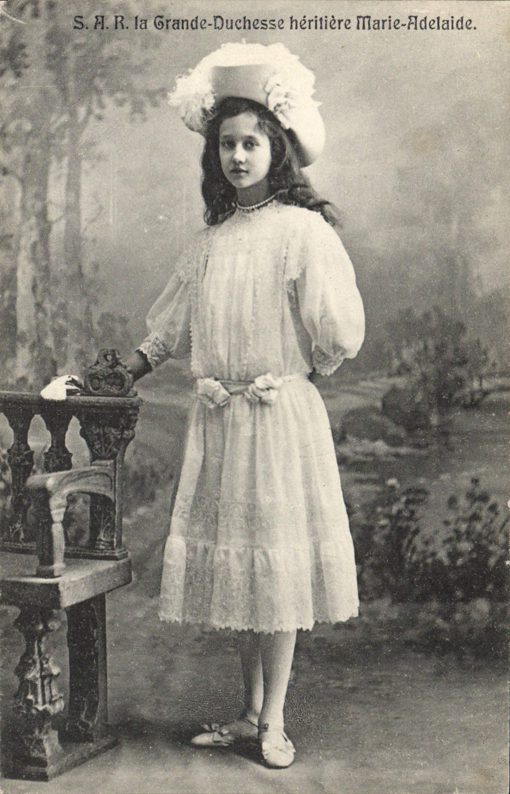 S.A.R. la Grande-Duchesse héritière Marie-Adelaïde — portrait en extérieur — Ch. Bernhaupt, Luxembourg, n° 626
