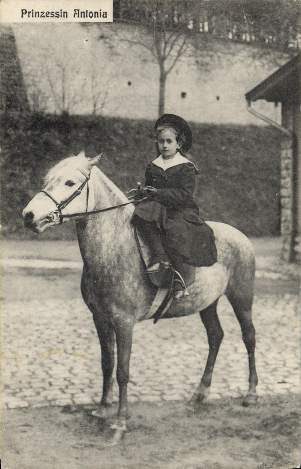 Prinzessin Antonia — enfant à cheval — Ch. Gräfener, Luxembourg