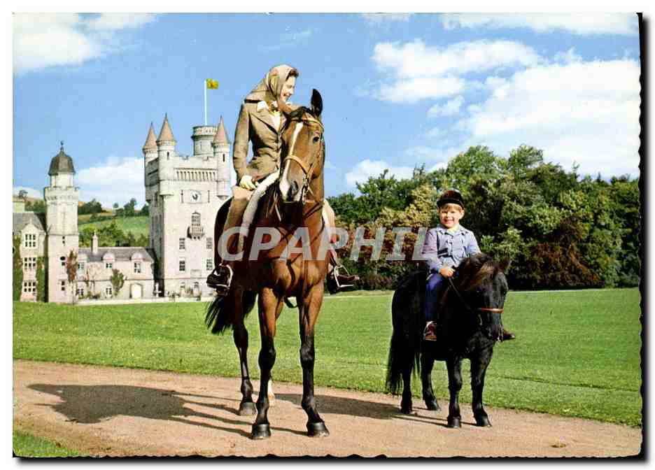 La Reine et le Prince Andrew à Balmoral — photographie de Godfrey Argent — Valentine Printers & Publishers, Dundee & London
