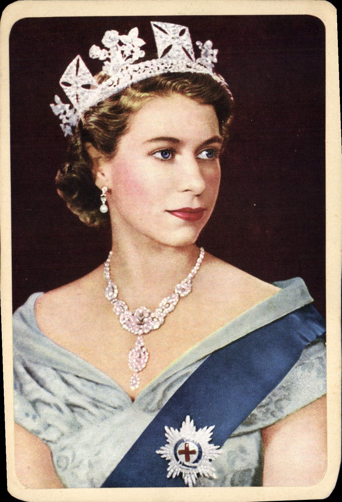 Reine Élisabeth II — en tenue de cour avec diadème et écharpe de commandeur — CPAPHIL
