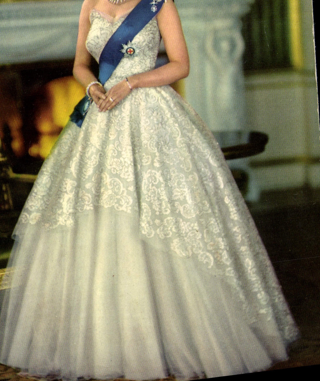 Königin Elizabeth II — in einem Ballkleid mit Stickereien und einem blauen Schal — Farbfotografie von Baron Studios, Ausgabe John Hinde Limited