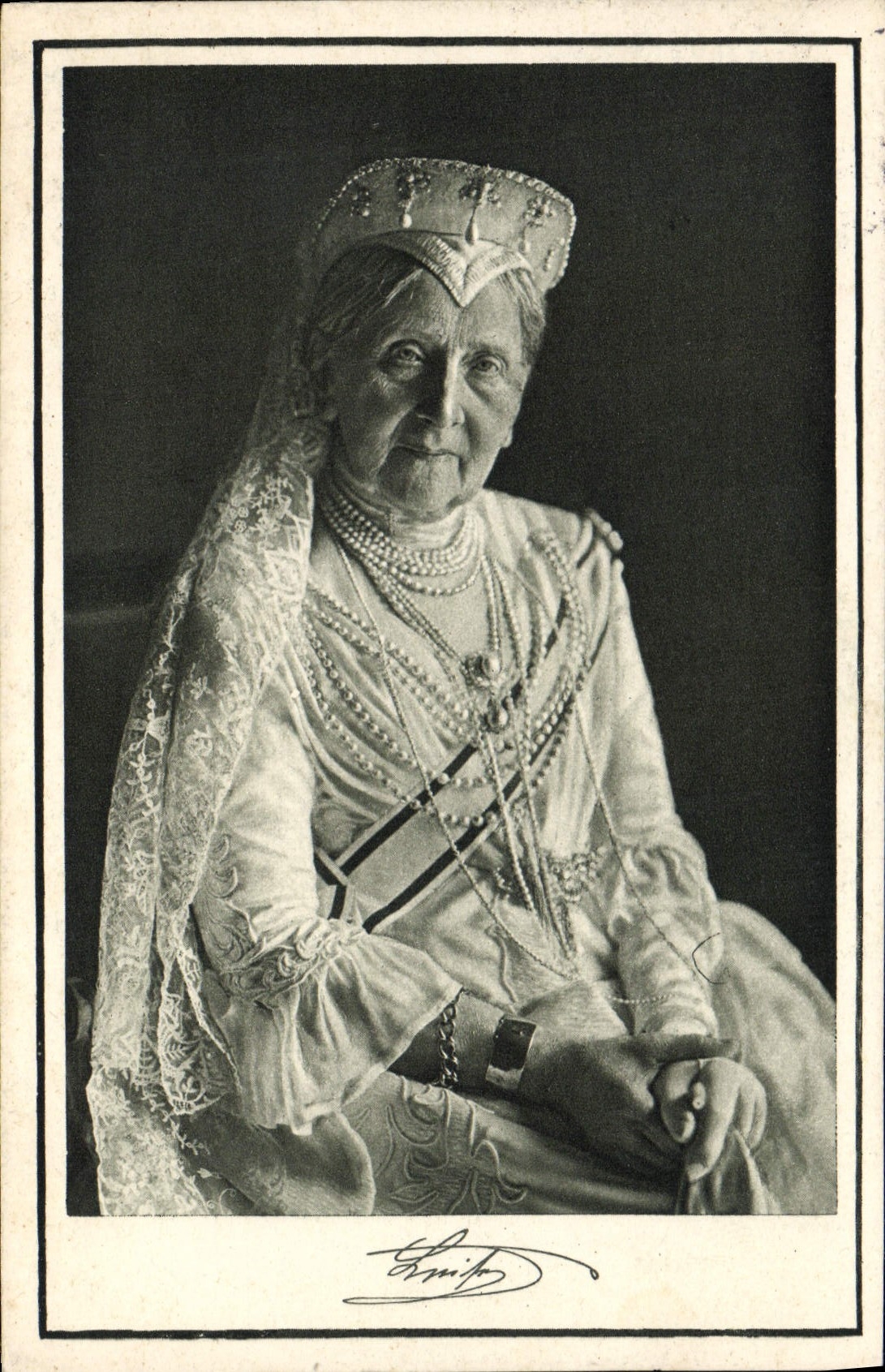 Portrait d'une femme âgée en tenue traditionnelle — éditeur Schmitz