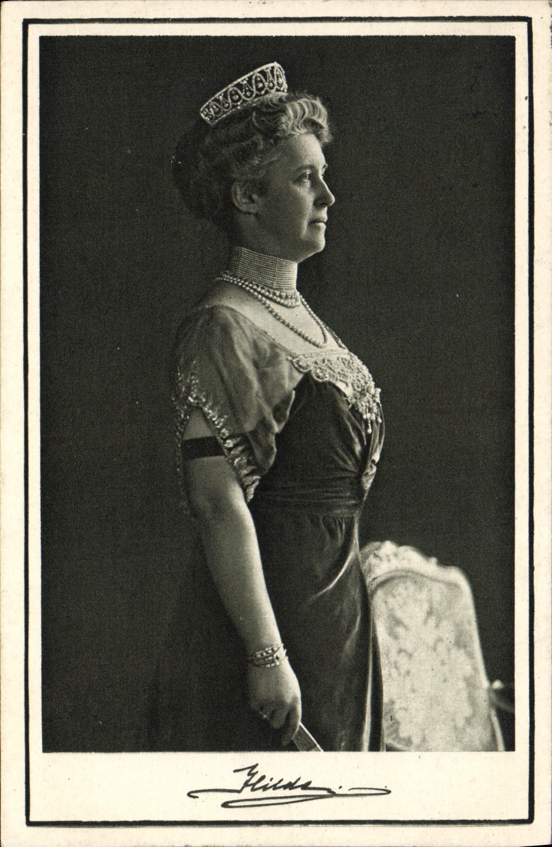 Reine Victoria de Hesse — portrait en buste — photographe Zilide - Recto