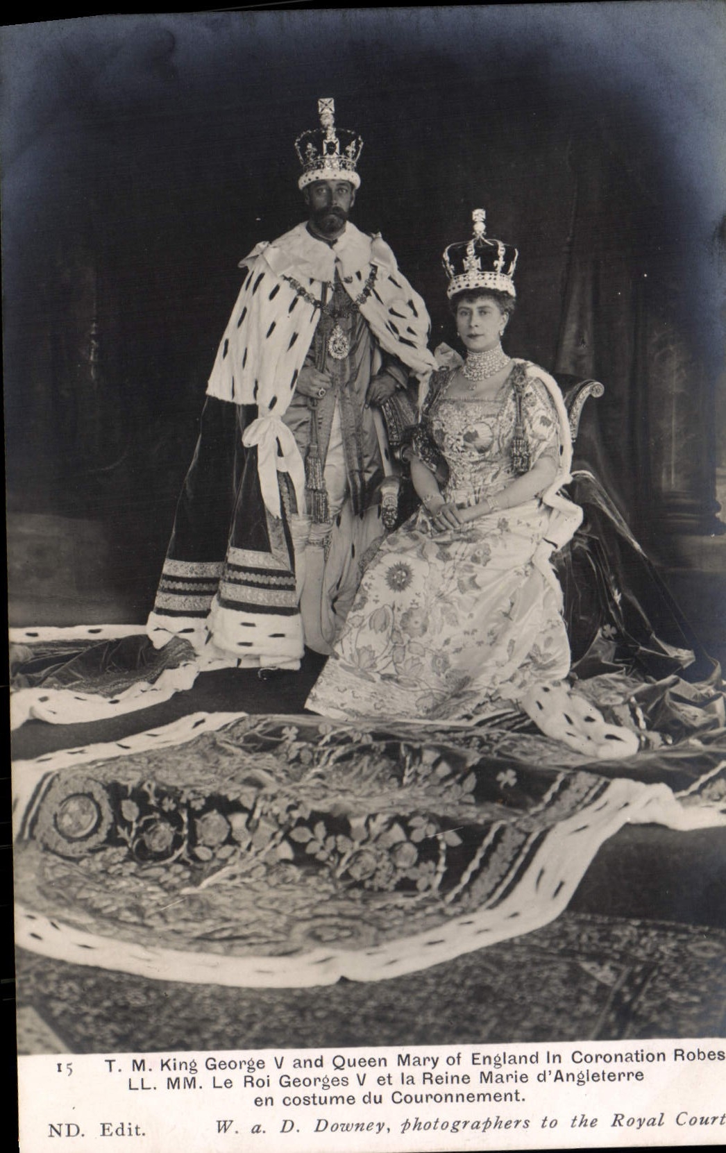 Le Roi Georges V et la Reine Marie d'Angleterre en costume du couronnement — W. a. D. Downey, photographe du Royal Court