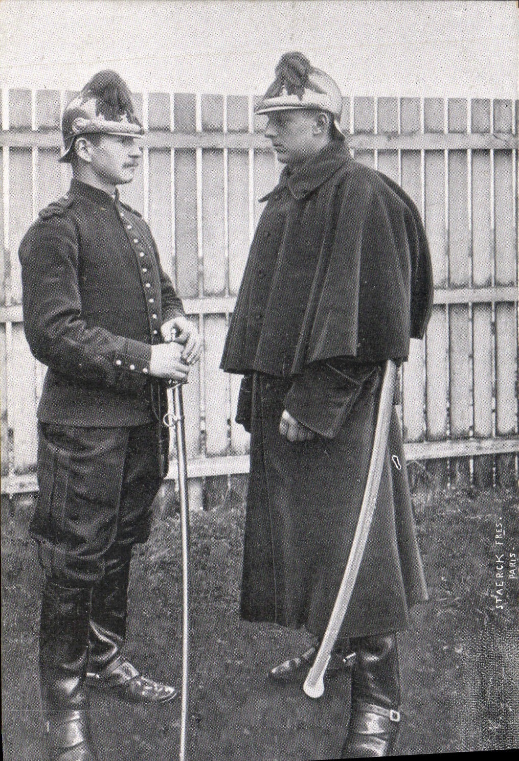 Deux soldats en uniforme — Staerck Frères, Paris