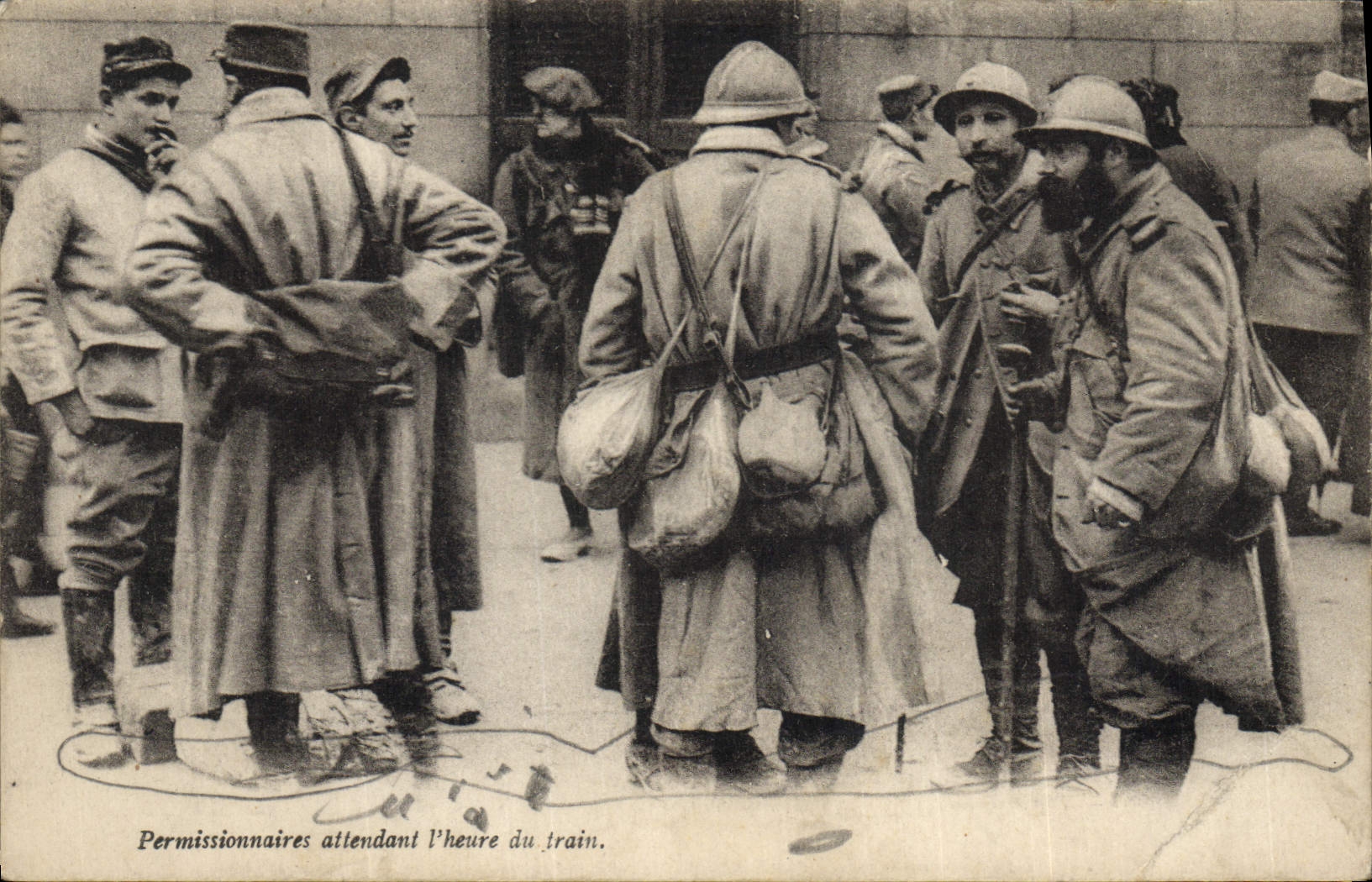 CPA Militaria Permissionnaires attendant l'heure du train 