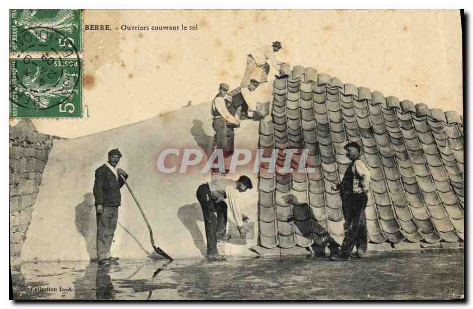 CPA Folklore Marais Salants Berre Ouvriers couvrant le sel