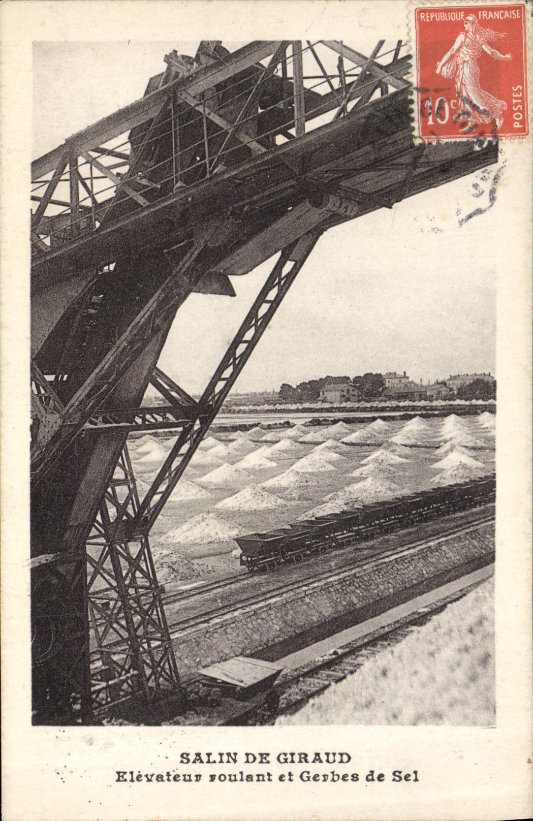 CPA Folklore Marais Salants Salin de Giraud Elevateur et gerbes de sel