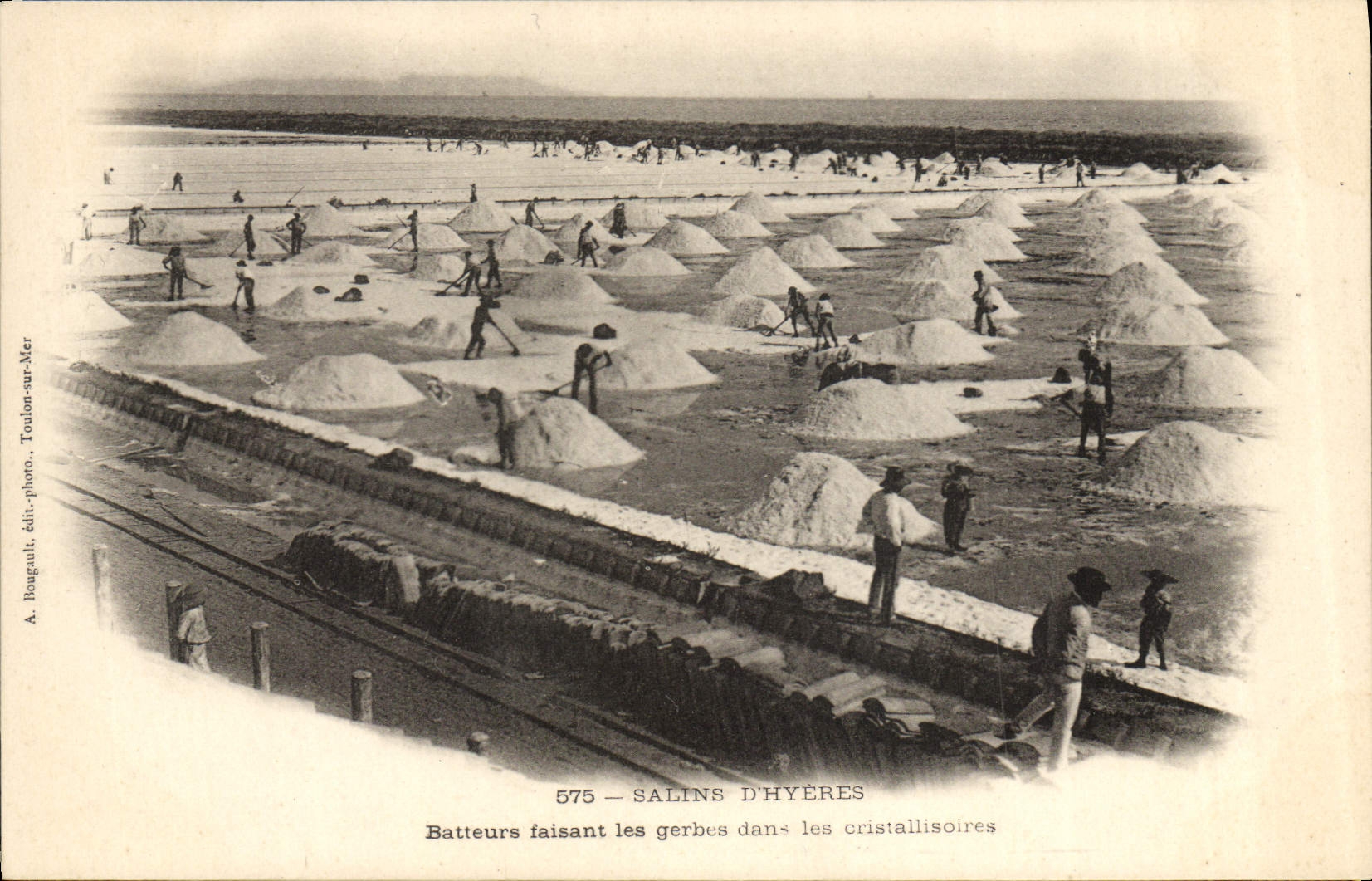 CPA Folklore Marais Salants Salins D'Hyeres Batteurs faisant les gerbes dans les cristallisoires 