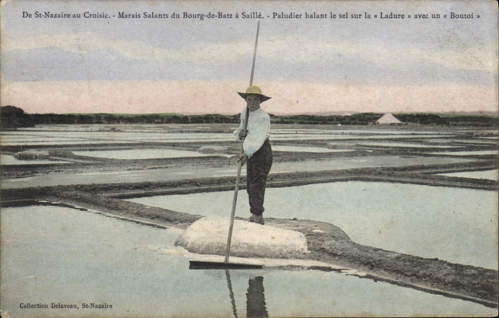 Marais Salants du Bourg-de-Batz à Saillé - Paludier halant le sel sur la « Ladure » avec un « Boutoi » — Collection Delaveau, St-Nazaire