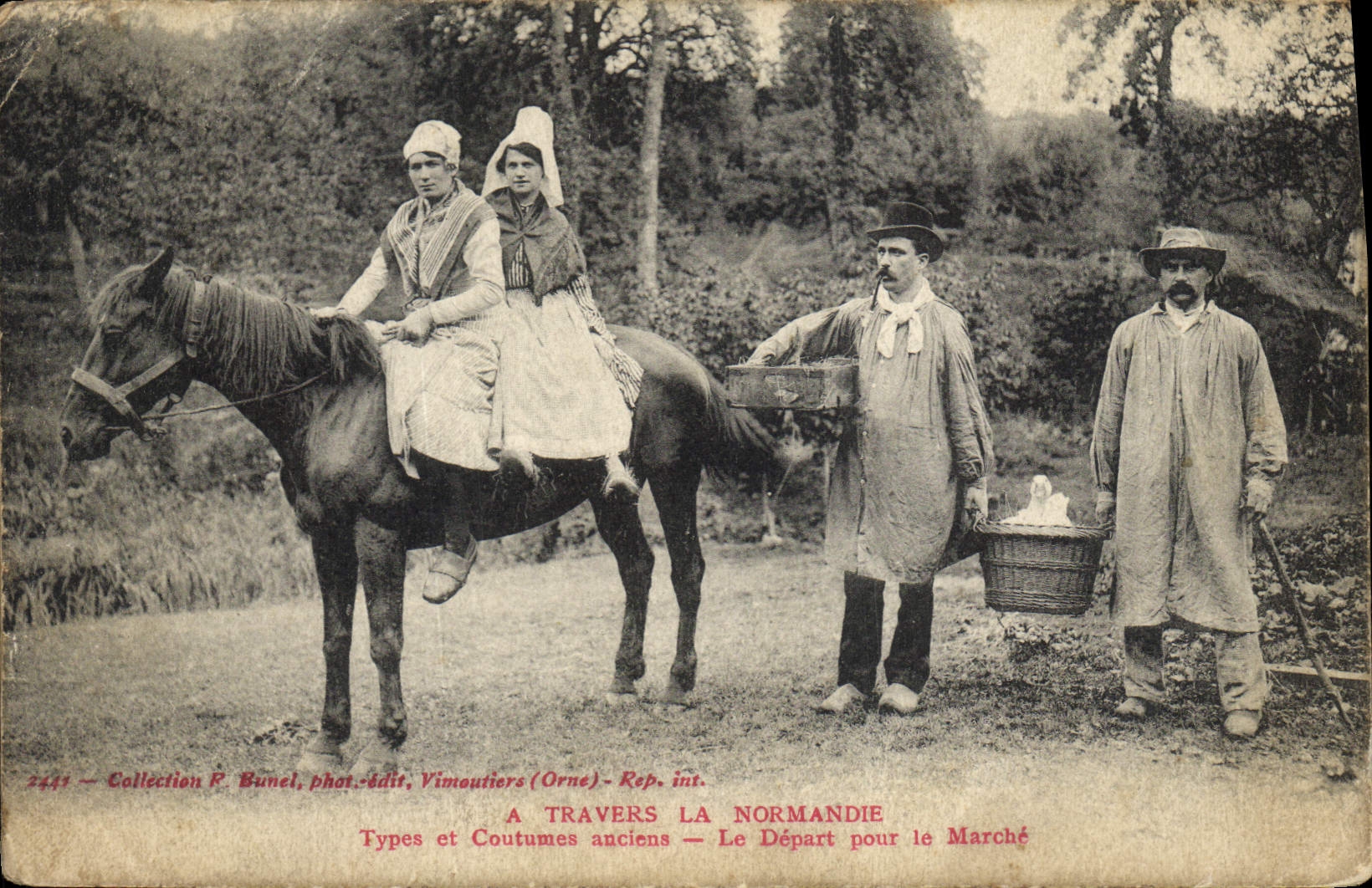 CPA Folklore Normandie Le depart pour le marche 
