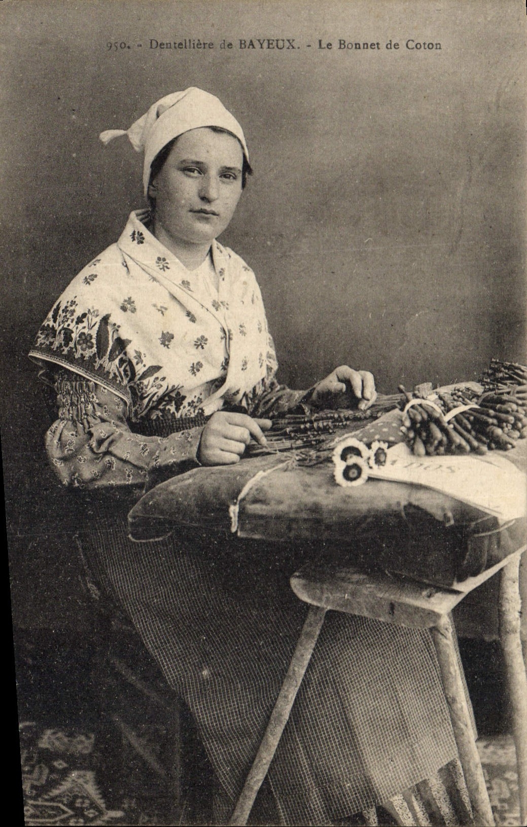 CPA Folklore Dentelliere de Bayeux Le bonnet de coton