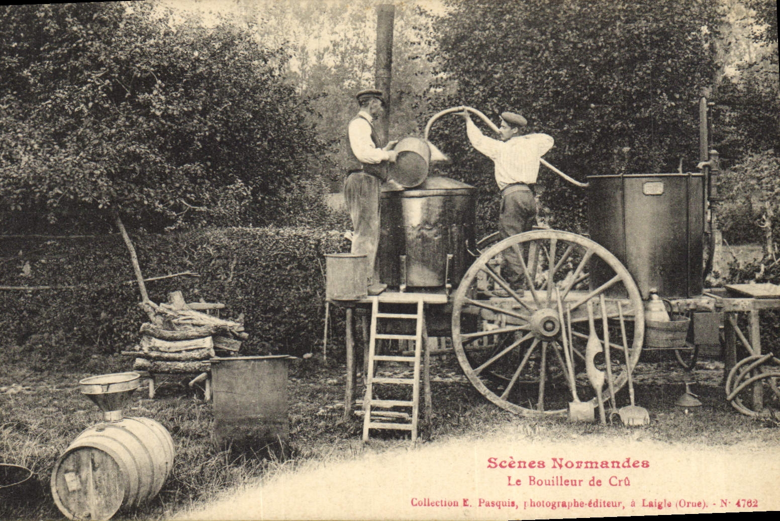 CPA Folklore Normandie Le bouilleur de Cru TOP