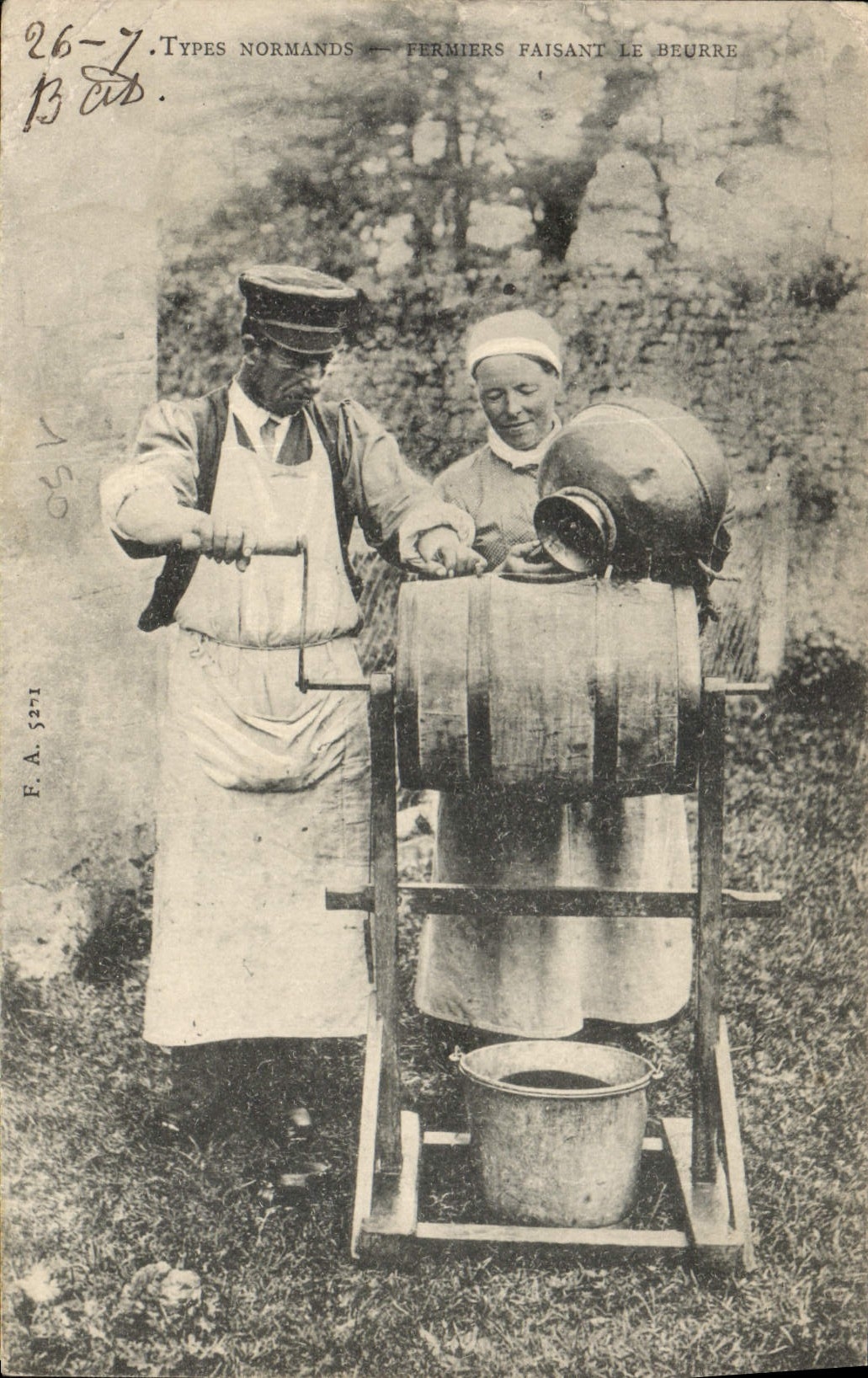 CPA Folklore Normandie Fermiers faisant le beurre