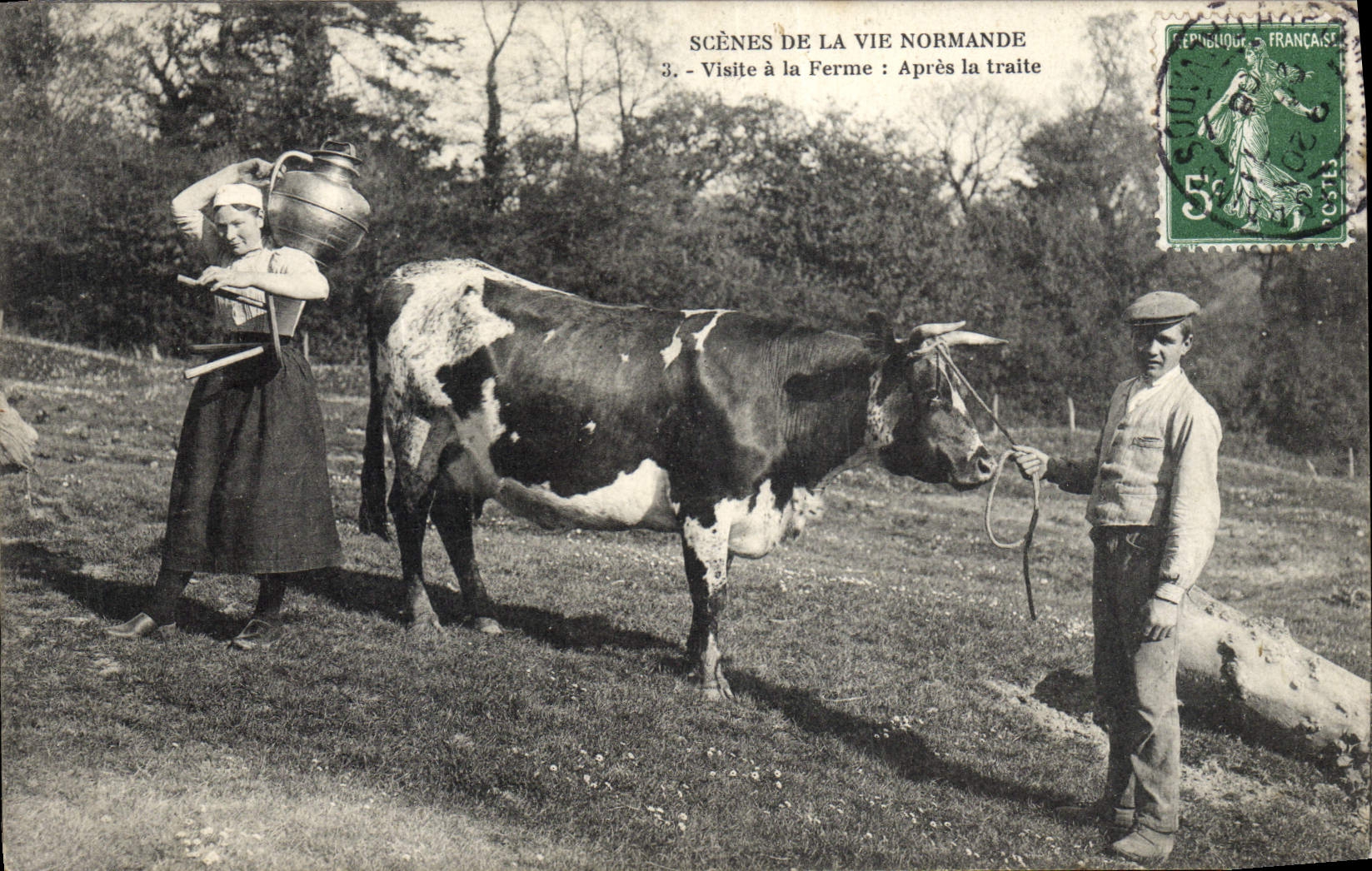 CPA Folklore Normandie Visite a la ferme Apres la traite Vache
