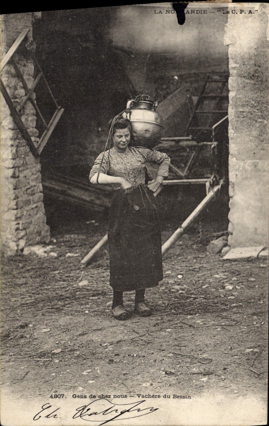 CPA Folklore Gens de chez nous Vachere du Bessin 