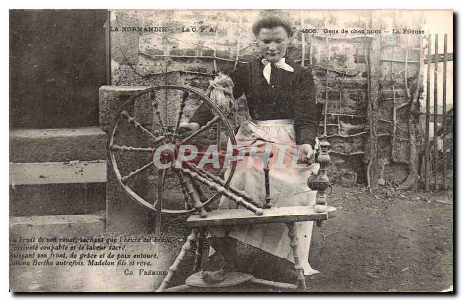 CPA Folklore Normandie La fileuse 
