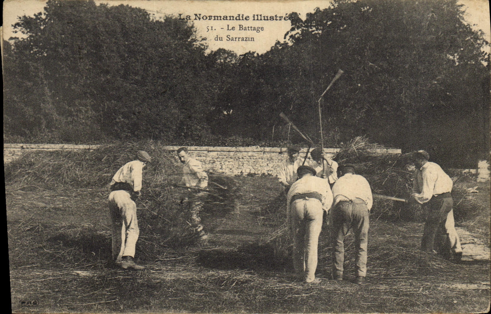 CPA Folklore Normandie Le battage du Sarrazin 