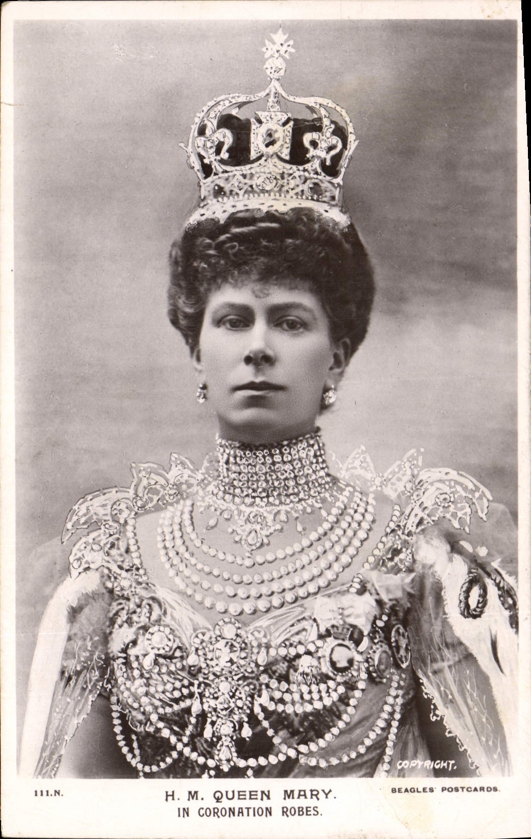 H.M. Queen Mary — en robes de couronnement — Beagles Postcards, n° 111.N
