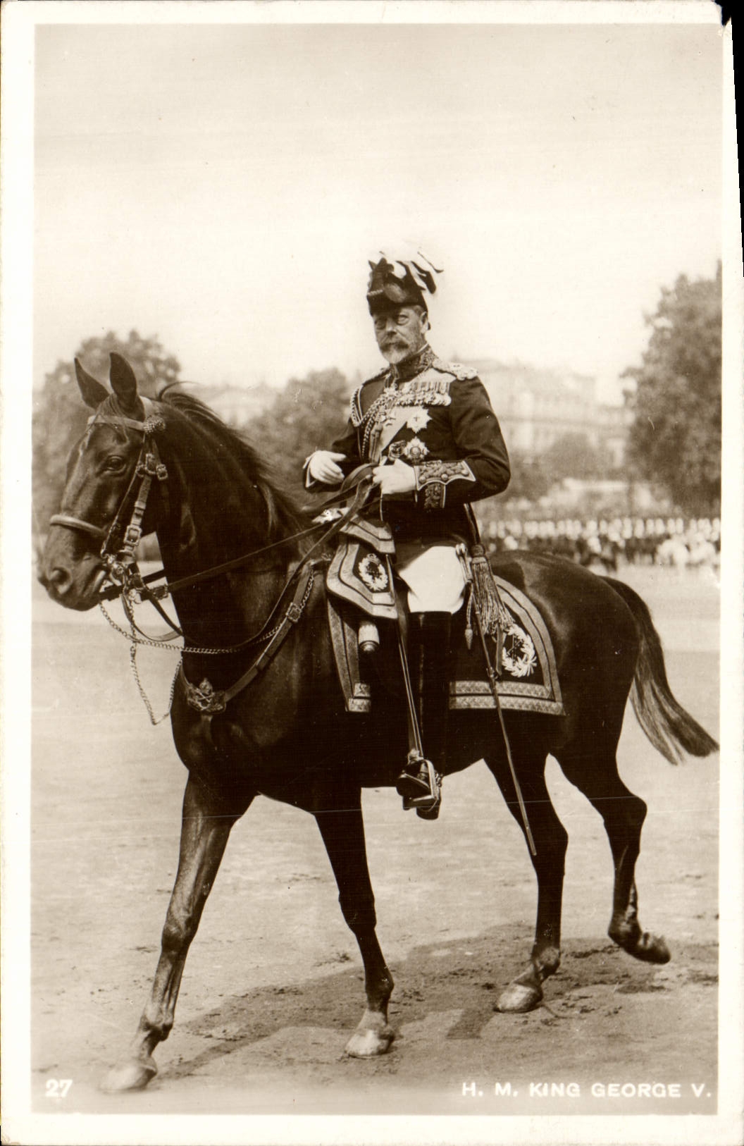 H.M. King George V à cheval — photographie officielle — série 27