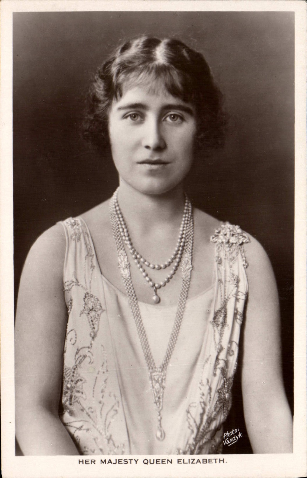 Sa Majesté la Reine Élisabeth — Photo Vanddyk — W&D Card No. 2856