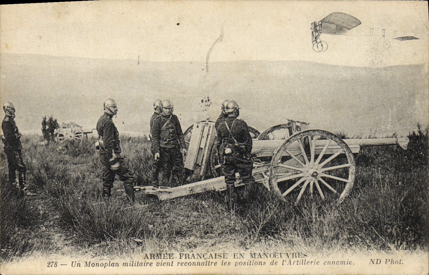 Armée française en manœuvres — Un monoplan militaire vient reconnaître les positions de l'artillerie ennemie — ND Phol. n°278