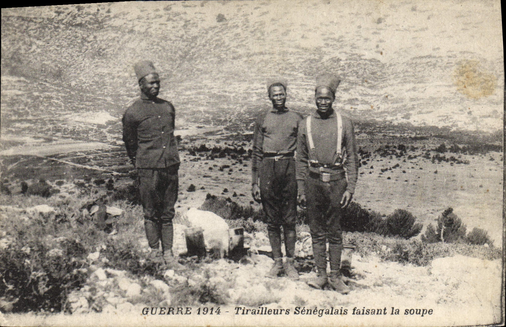 CPA Militaria Tirailleurs senegalais faisant la soupe 