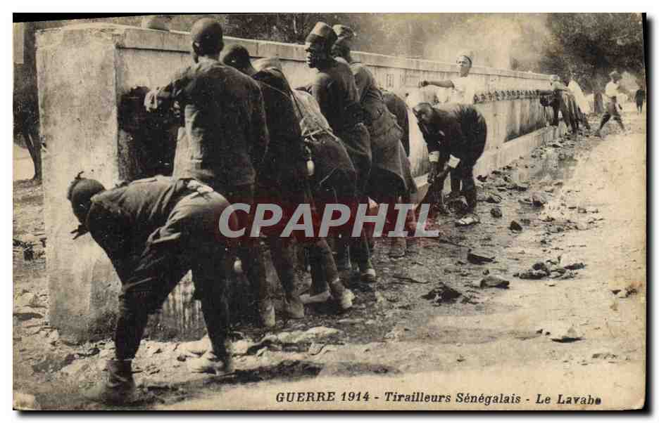 CPA Militaria Tirailleurs senegalais Le lavabo 