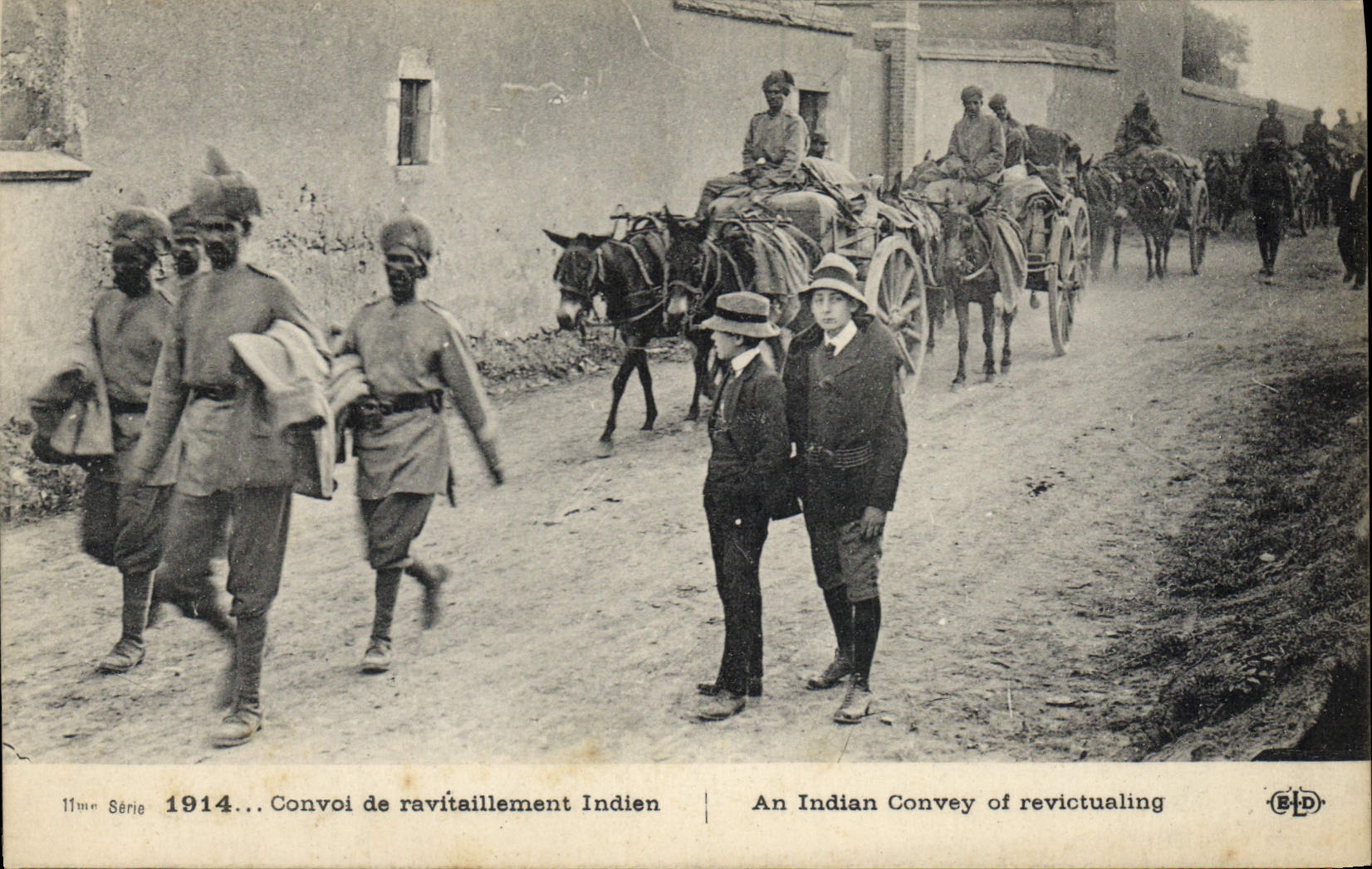 CPA Militaria Convoi de ravitaillement indien 