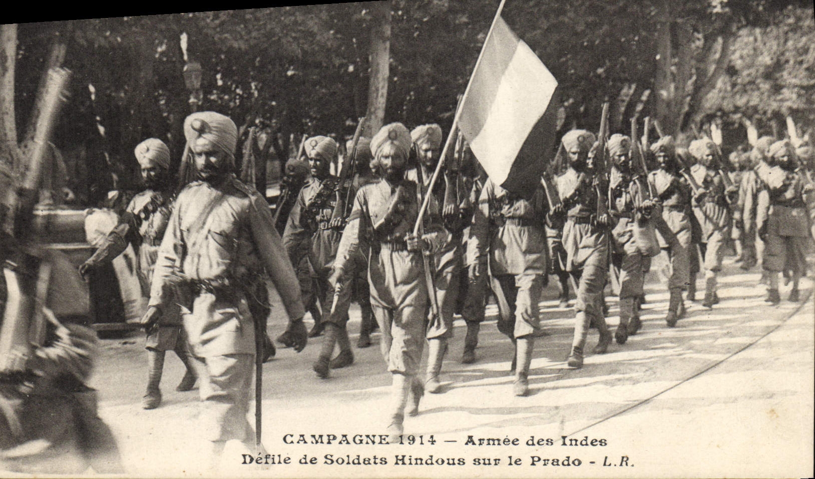 CPA Militaria Armee des Indes Defile de soldats Hindous sur le Prado Marseille 