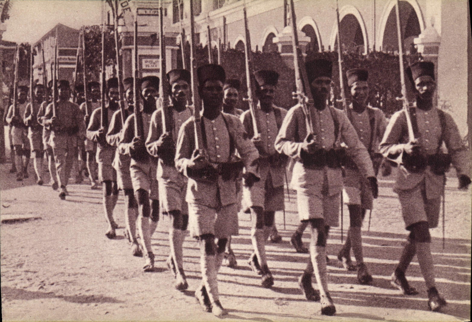 Tropas coloniales — (Cipayes de la India) — Georges Lang, París